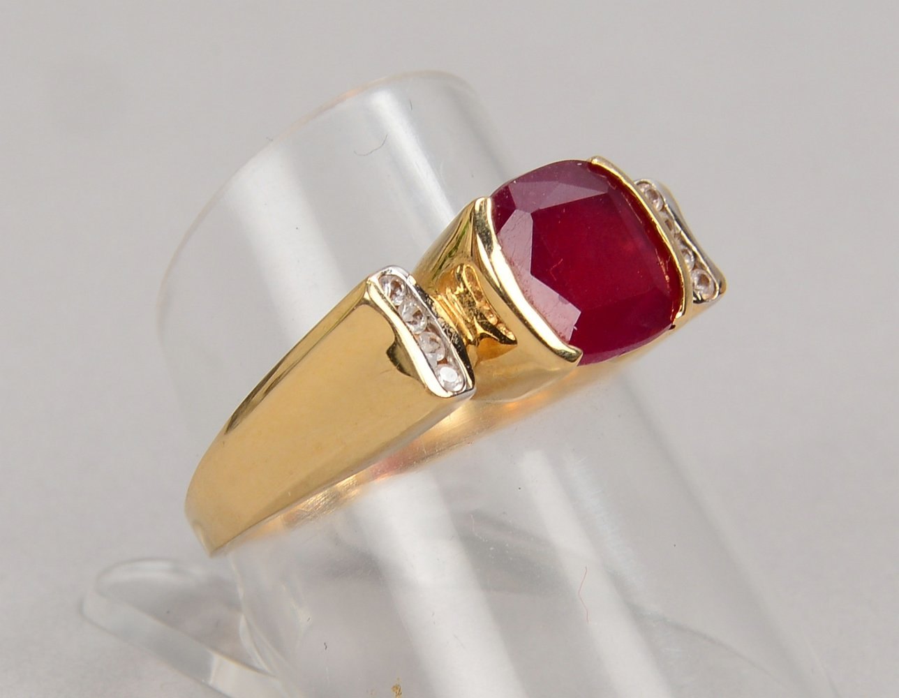 Ring, 585 GG (gest.), mit Rubinbesatz; RG 58, Gewicht 4,20 g