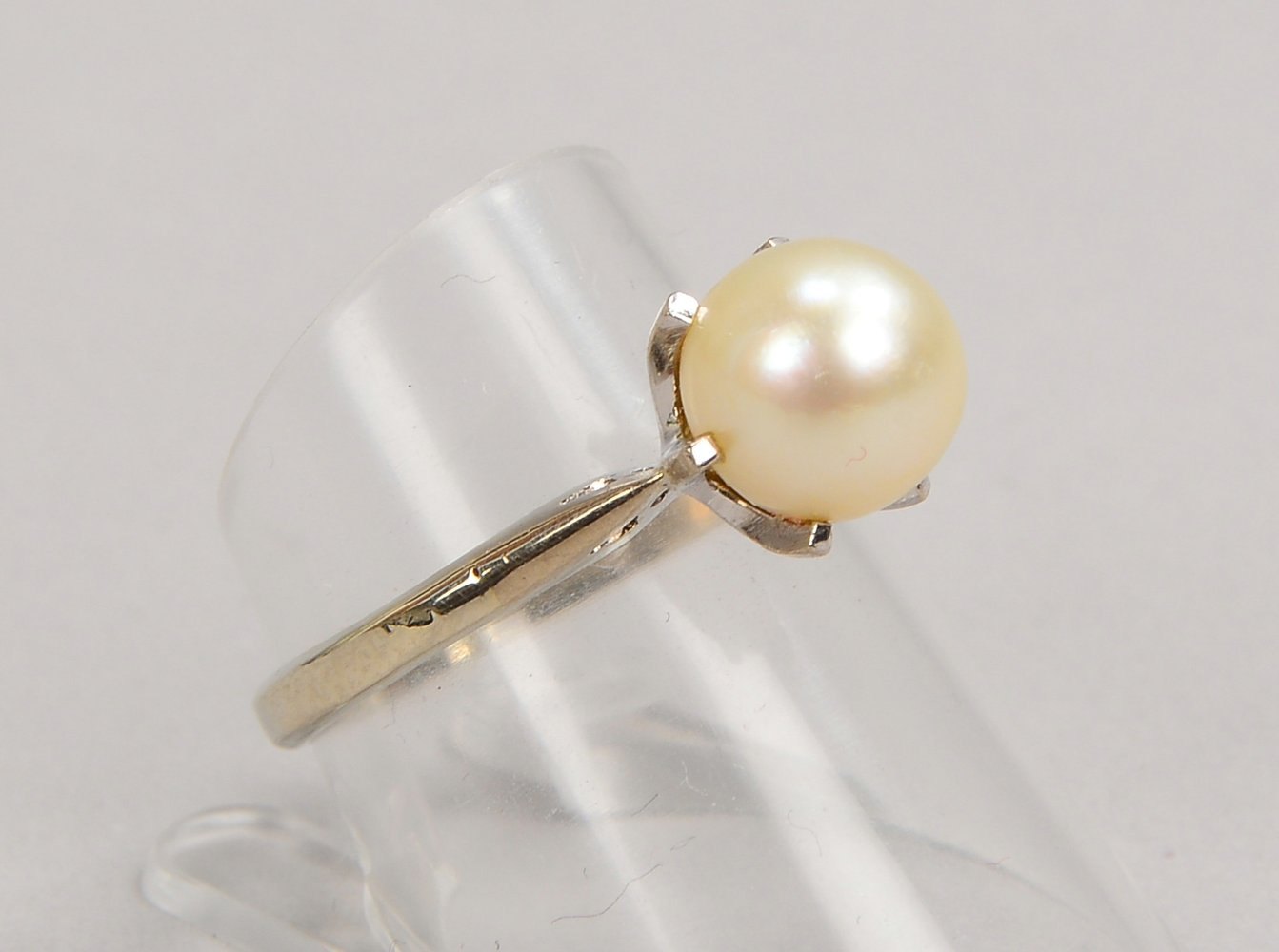 Ring, 585 WG (ges.), besetzt mit einzelner Perle; RG 56, Gew. 3,10 g