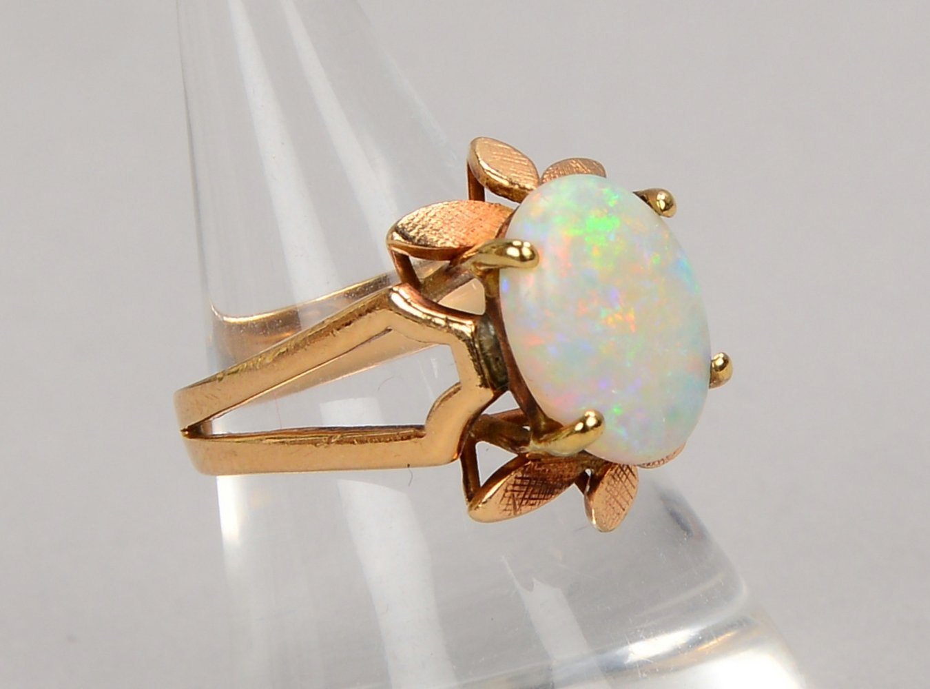 Ring, 585 GG (gest.), mit Opal im Cabochonschliff; RG 48, Gew. 3,80 g
