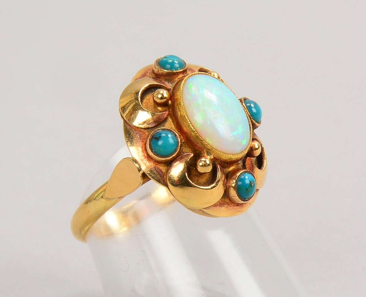 Ring, 585 GG (gepr.), mit Opalcabochon und 4x kl. Smaragden; RG 53, Gew. 4 g