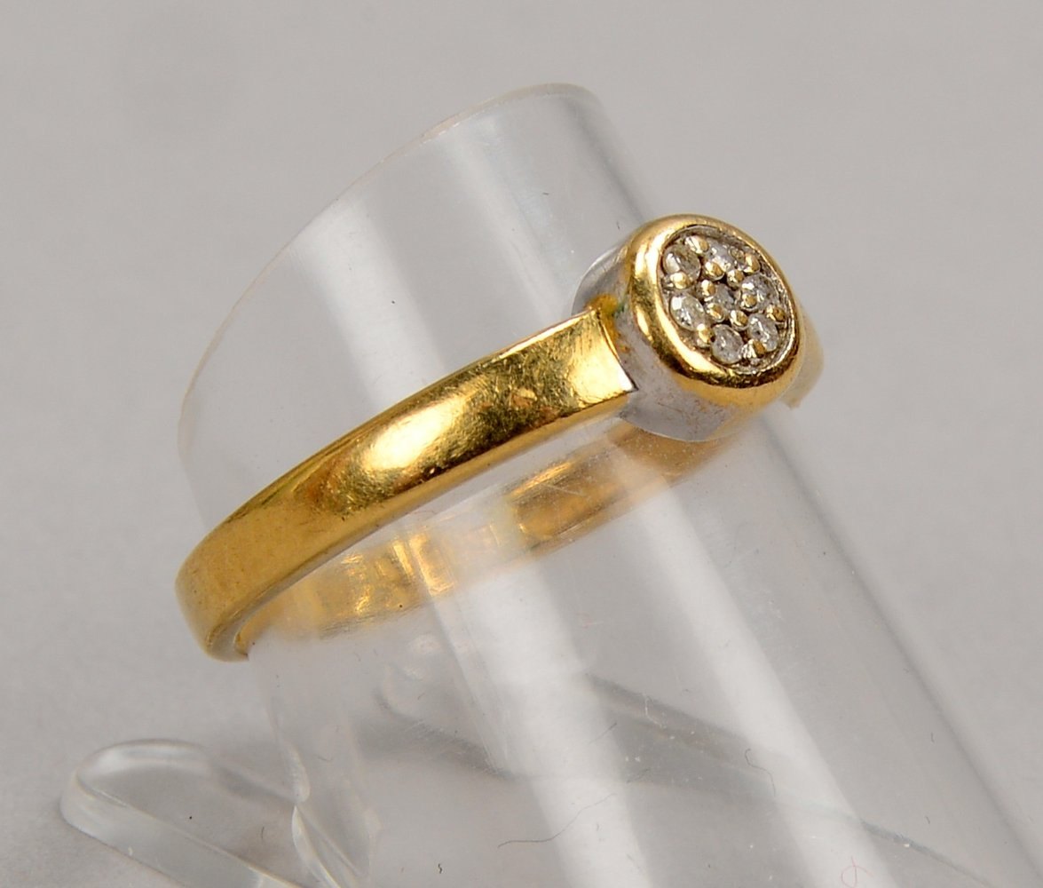 Ring, 585 GG (gest.), mit 7x kl. Diam./ca. 0,07 ct; RG 56, Gew. 2,55 g