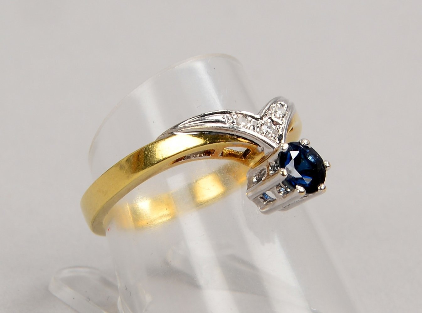 Ring, 585 GG/WG (gest.), mit Saphir und 3x kl. Diam./.ca. 0,05 ct; RG 55, Gew. 4,03 g