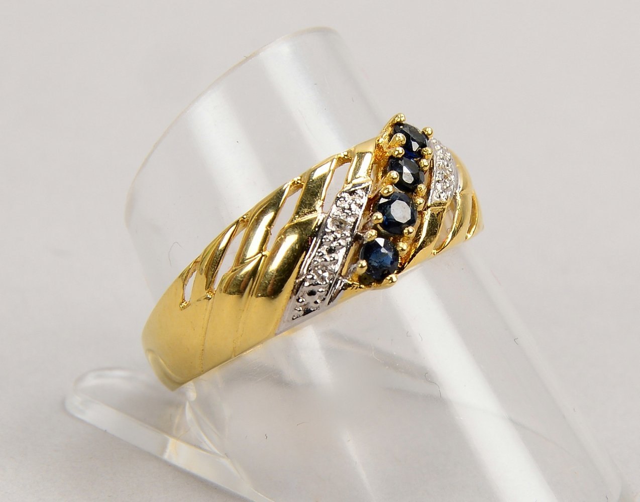Ring, 585 GG (gest.), mit 4x Saphiren und 4x Diam./ca. 0,02 ct; RG 58, Gew. 2,80 g
