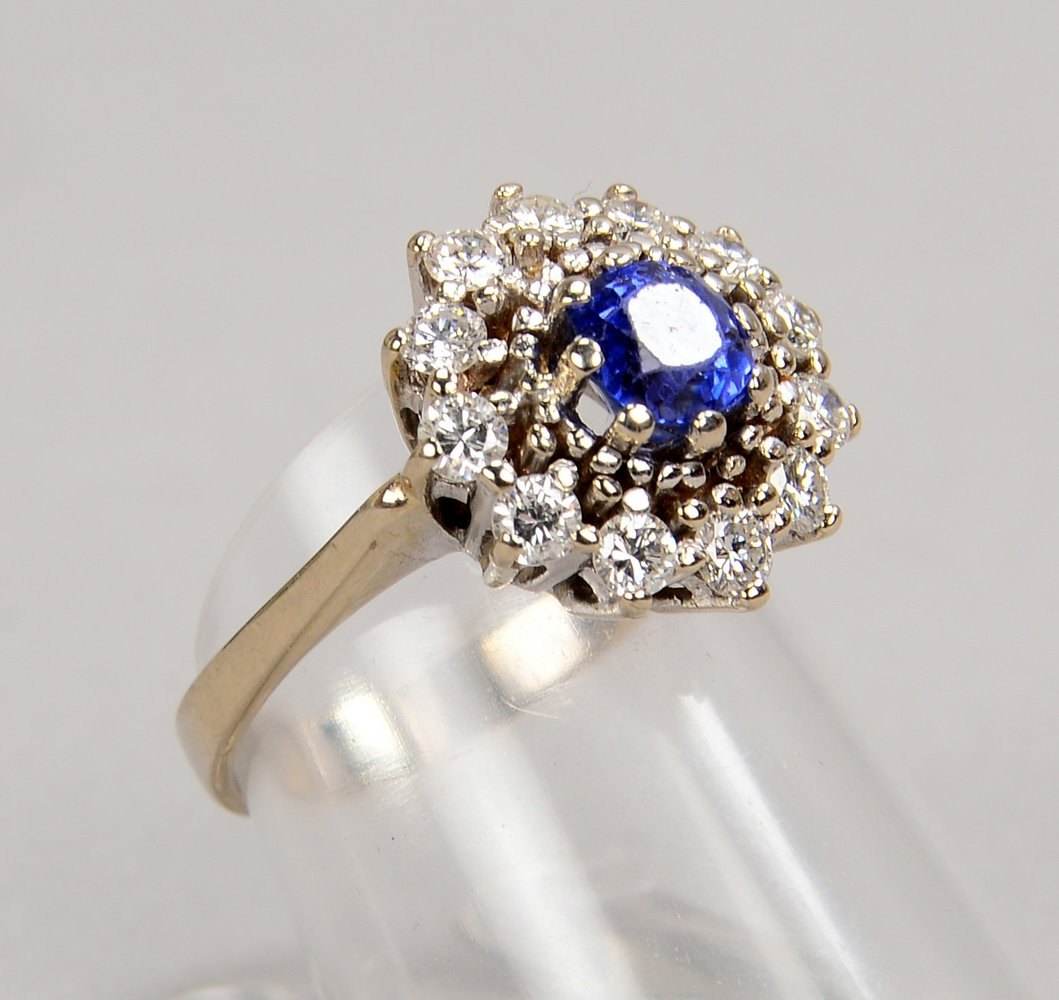 Ring, 585 WG (gest.), mit Saphirbesatz/ca. 0,90 ct und Brill./ca. 0,48 ct ; Gew. 5,88 g