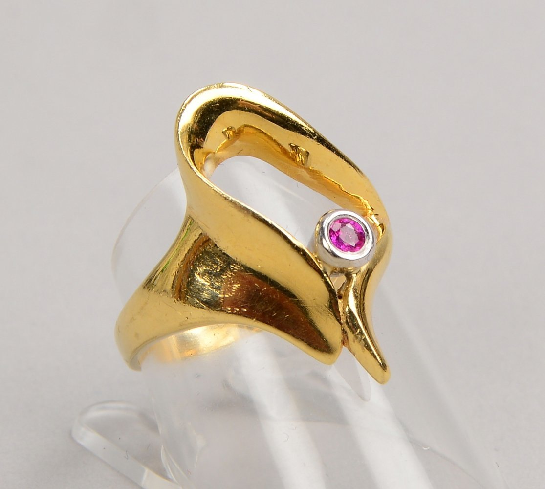 Ring, 585 GG (gest.), besetzt mit kleinem Rubin; RG 56, Gew. 5,20 g