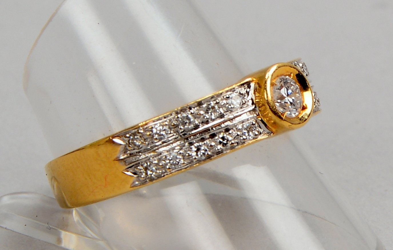 Ring, 585 GG/WG (gest.), mit 21x Brill./zus. ca. 0,36 ct; RG 63, Gew. 4,70 g
