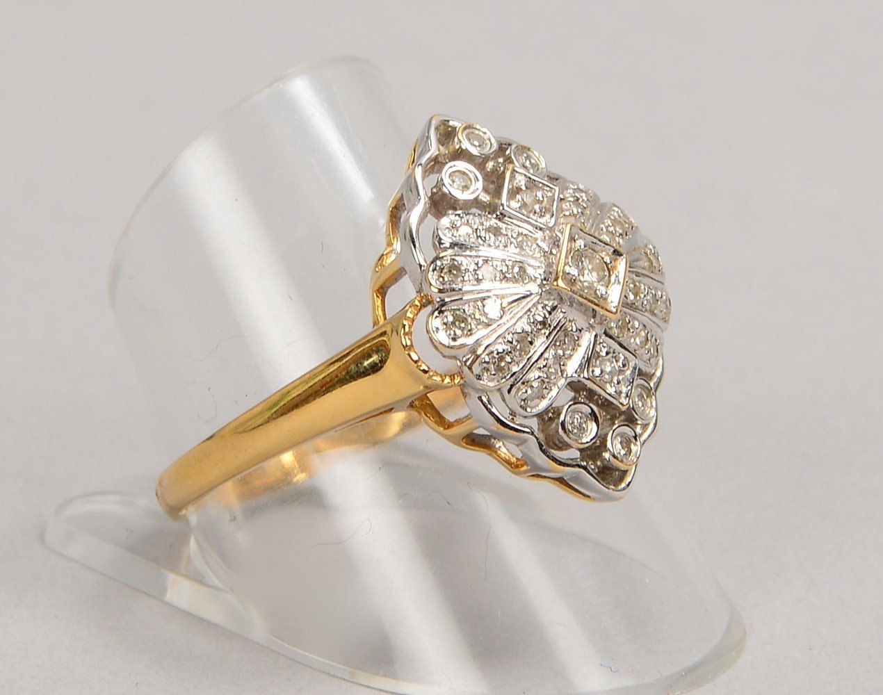Ring, 585 GG/WG (gest.), mit 37-fachem Diamantbesatz; RG 63, Gew. 4 g