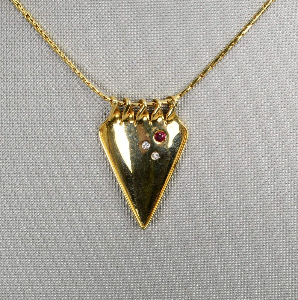 Collier, 585 GG (gest.), Anhänger mit 2x kl. Diam. sowie kl. Rubin; Gesamtgew. 7,10 g