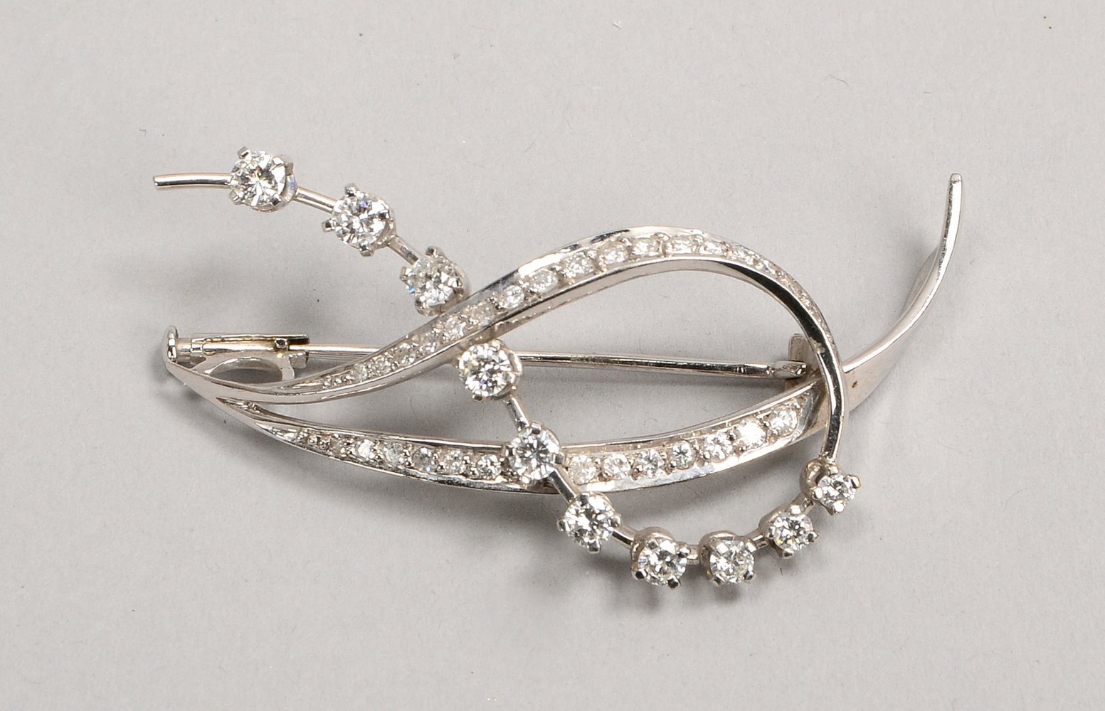 Brosche, 750 WG (gest.), mit 29x Brill./ca. 1,06 ct, und 12x Diam./ca. 0,20 ct