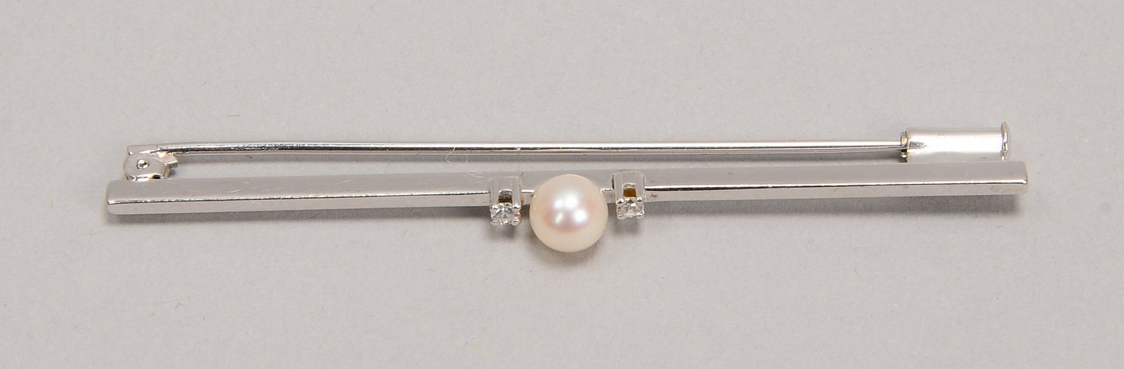 Brosche, 585 WG, mit Perle und 2x Achtkant-Diamanten; Länge 6 cm, Gew. 3,20 g