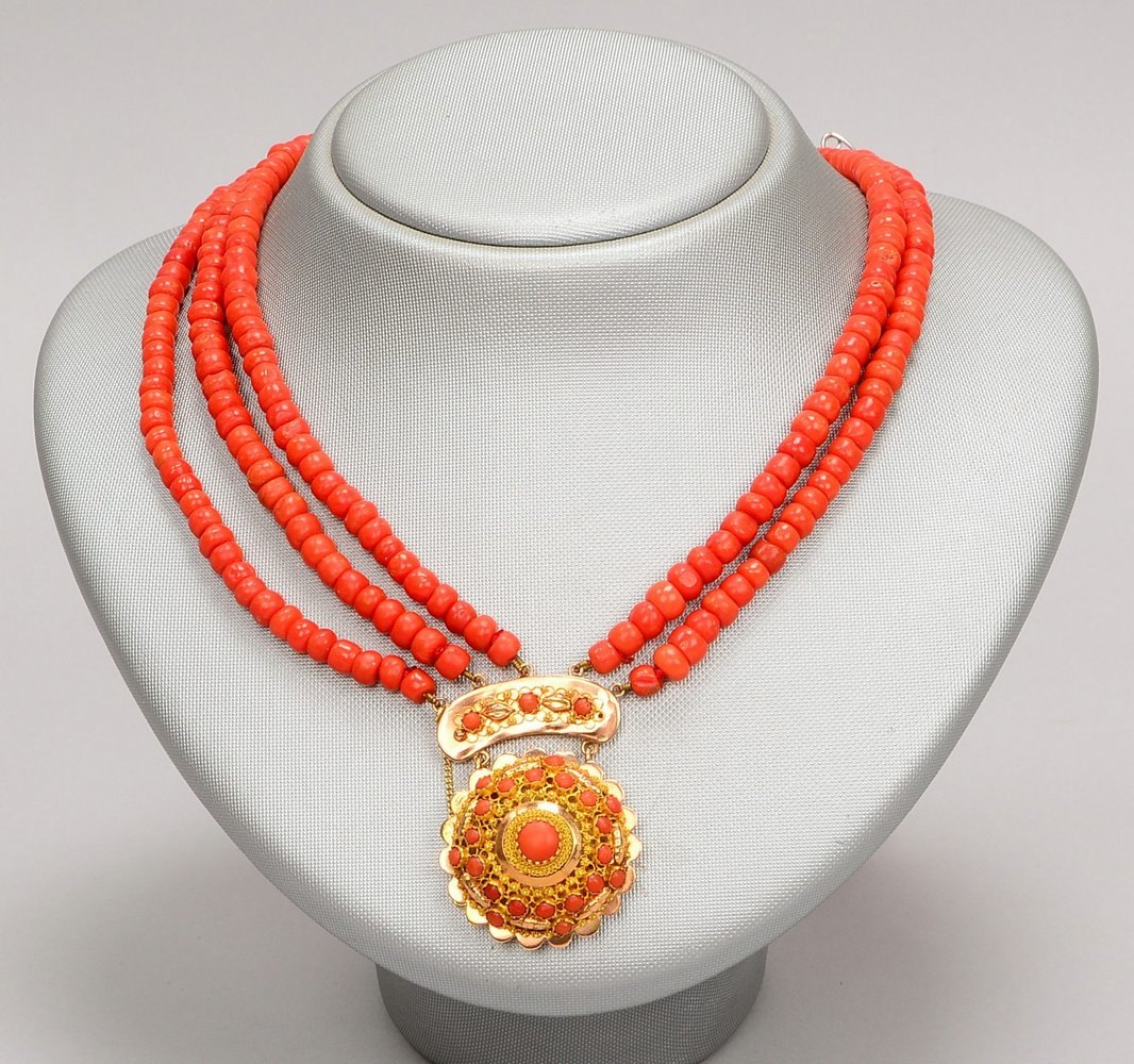 Korallencollier, 5-reihig, mit filigraner 14 kt Gold-Schließe/mit Korallenbesatz; Länge 64 cm