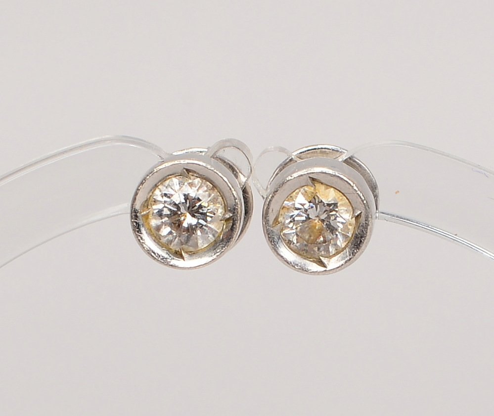 Paar Ohrstecker, 585 WG (gest.), jeweils mit Brill./zus. ca. 0,50 ct; Ø 6 mm, Gew. 2,50 g