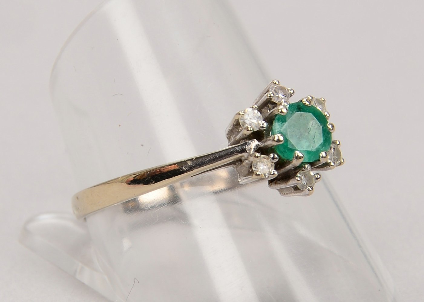 Ring, 585 WG (gest.), mit Smaragd und 6x Brillanten/zus. ca. 0,12 ct; RG 61; Gew. 2,60 g