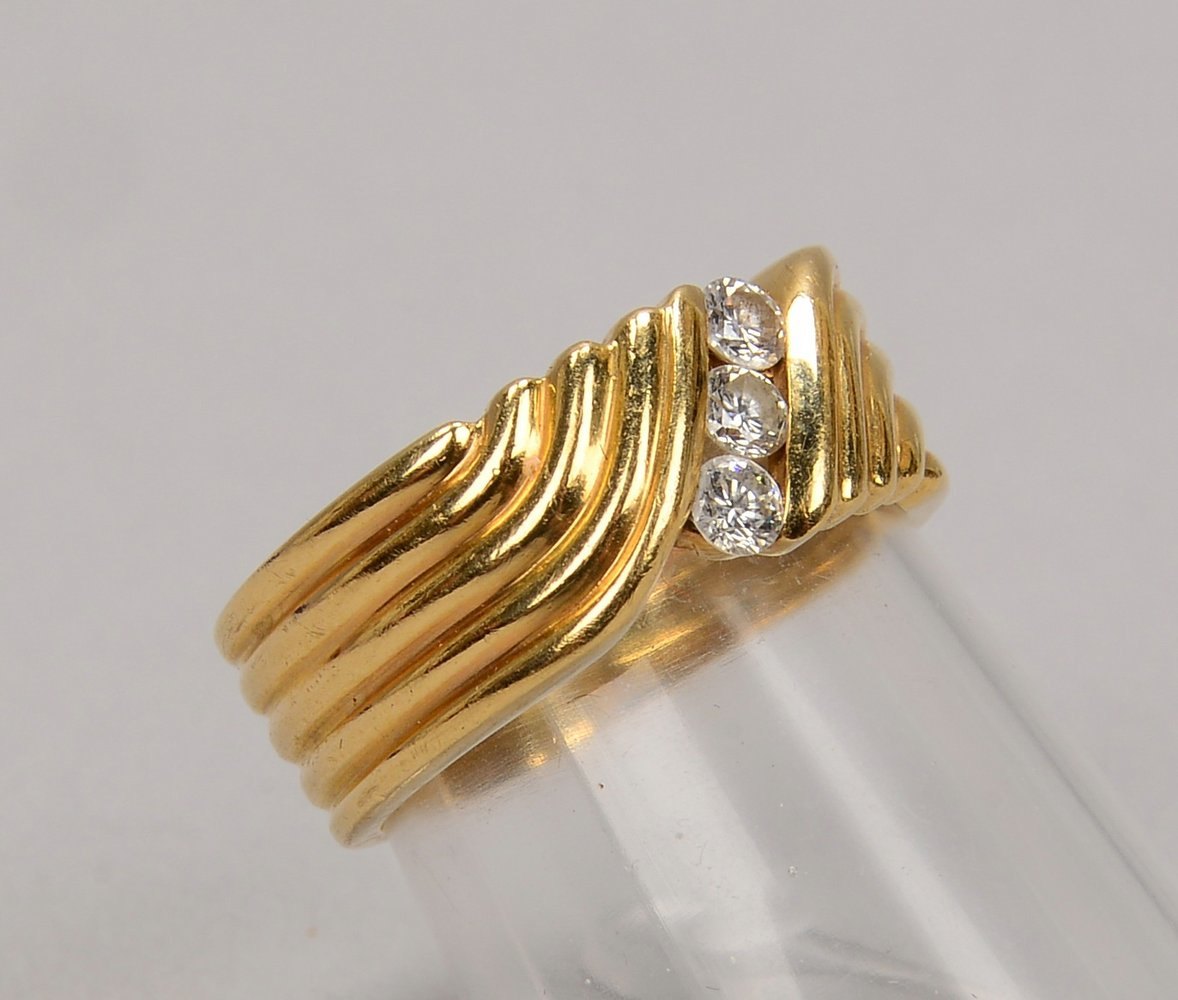 Ring, 585 GG (gest.), mit 3-fachem Brillantbesatz/zus. ca. 0,28 ct; RG 53, Gew. 4,80 g