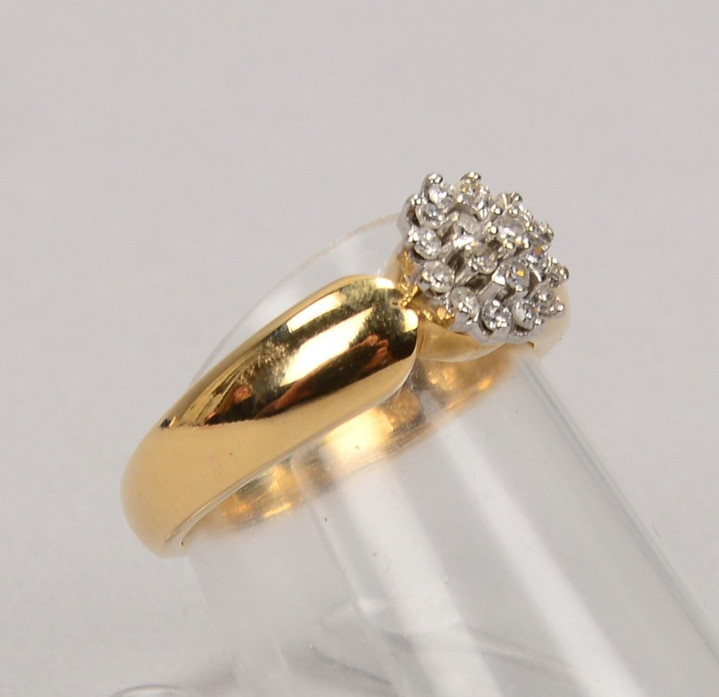 Ring, 585 GG/WG, mit 19x kl. Diamanten/zusammen ca. 0,18 ct; RG 53, Gew. 5,20 g