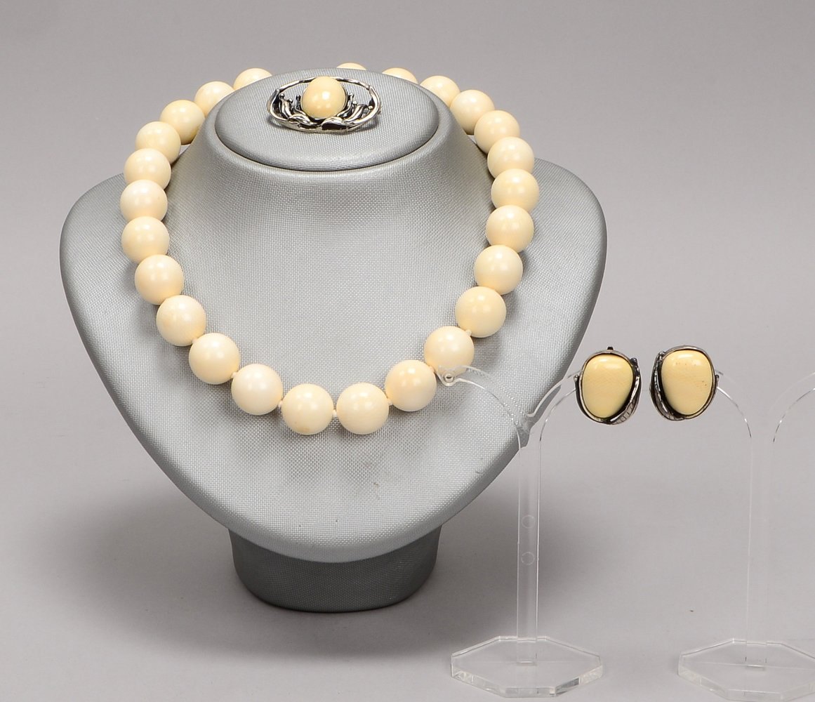 Schmuckset, antik, Bein-Arbeiten in 925 Silber-Fassung: Halskette, Brosche und Ohrclips
