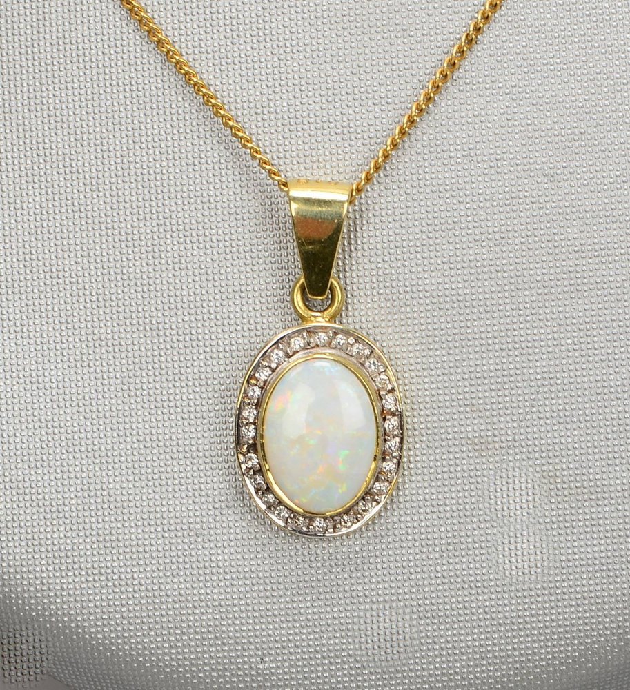 Halskette mit Anhänger, 585 GG (gest.), Anh. mit Opalcab./ca. 1,85 ct und Brill./zus. ca. 0,24 ct