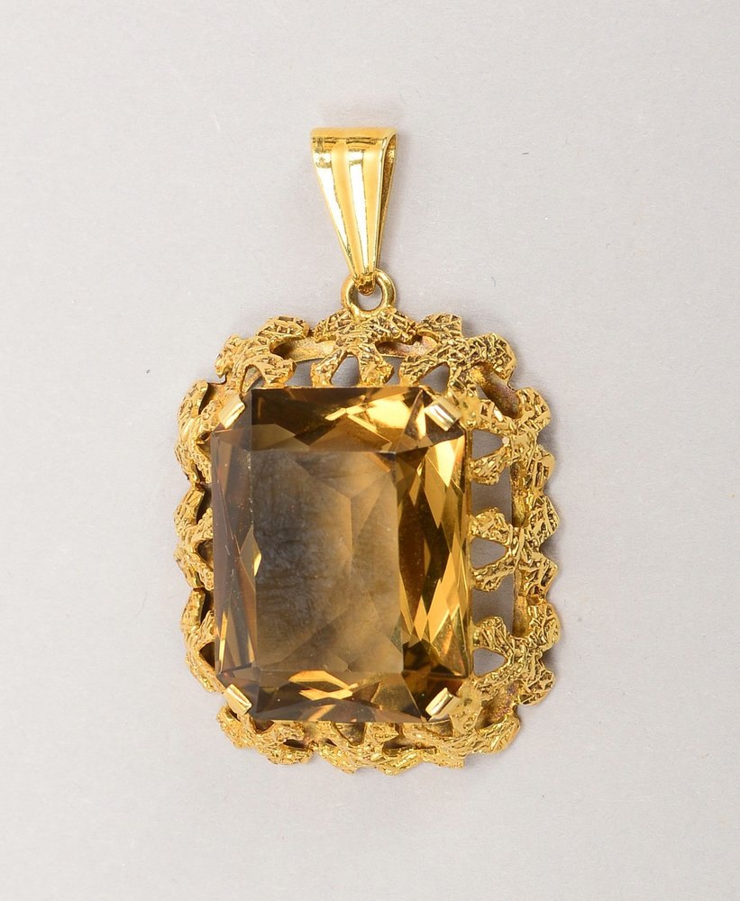 Anhänger, 585 GG (gest.), mit Rauchtopas im Scherenschliff; Maße 26 x 30 mm, Gew. 10,20 g
