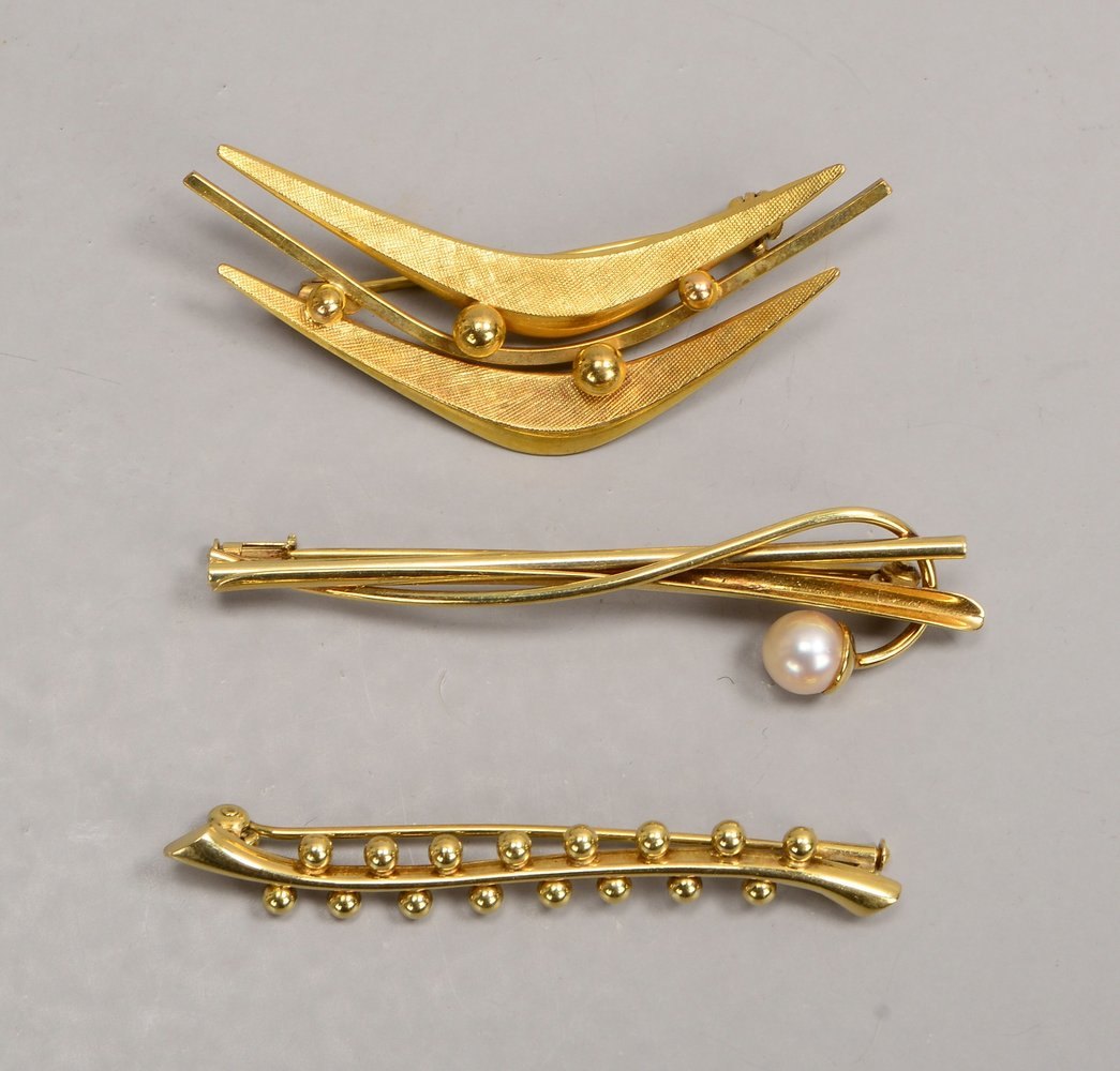 3 Broschen, Gold/teils mit Perlenbesatz: 2x 585 GG, Gew. 7,80 g; und 1x 333 GG, Gew. 4 g