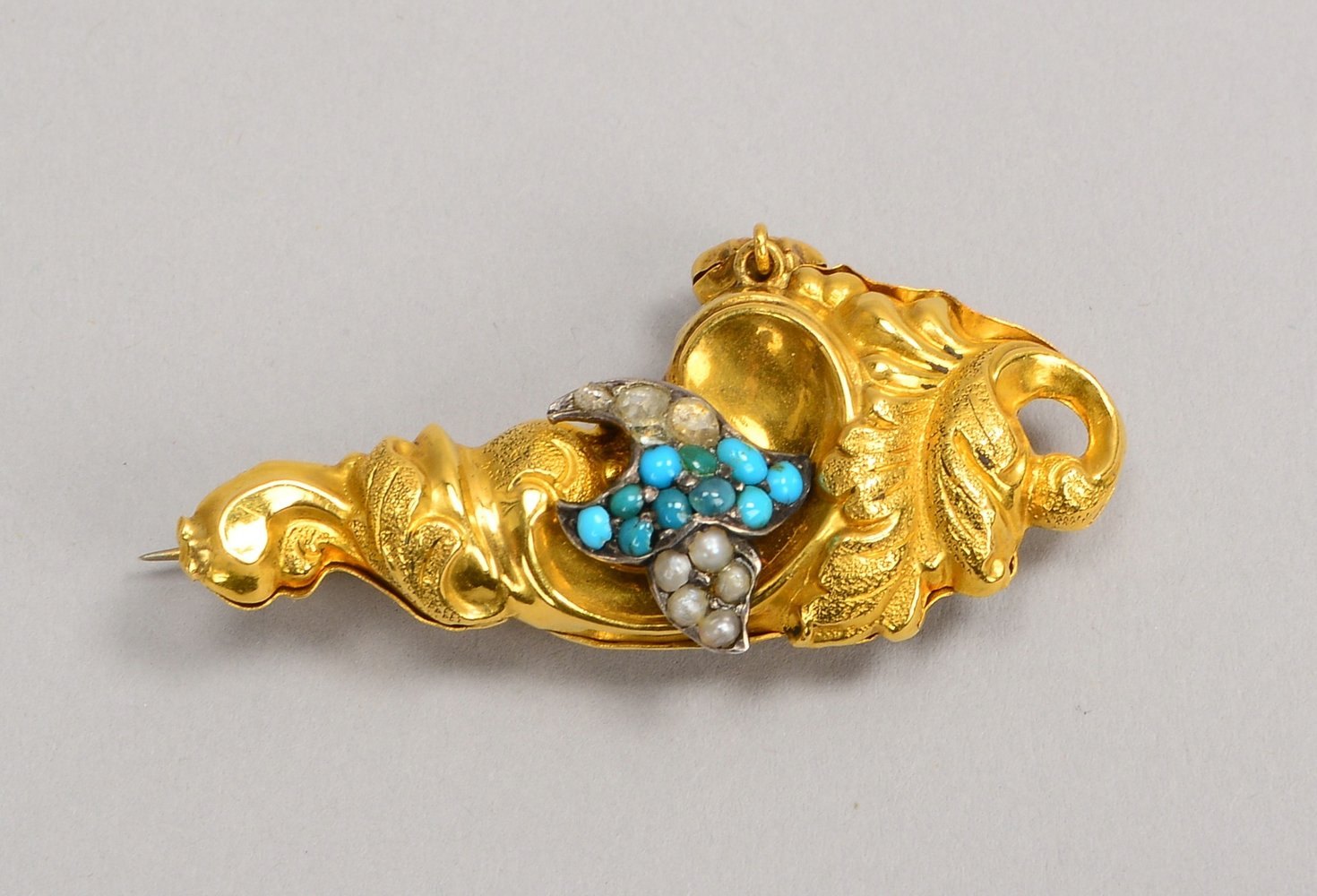 Brosche, Schaumgold, mit Türkisbesatz, Perlen und Diamantrosen; Länge 4,5 cm