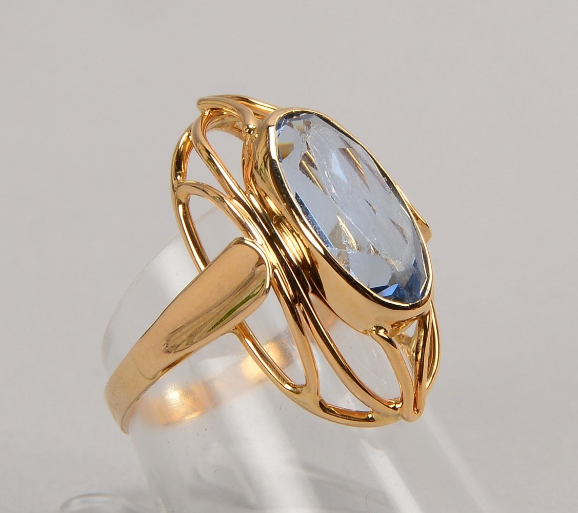 Ring, 333 GG (gest.), mit fac. Blautopas im Ovalschliff; RG 55, Gewicht 4,30 g