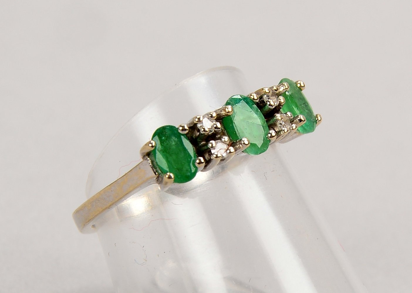 Ring, 585 WG (gest.), mit 3x Smaragden und 4x kl. Diamanten; RG 54, Gew. 2,60 g