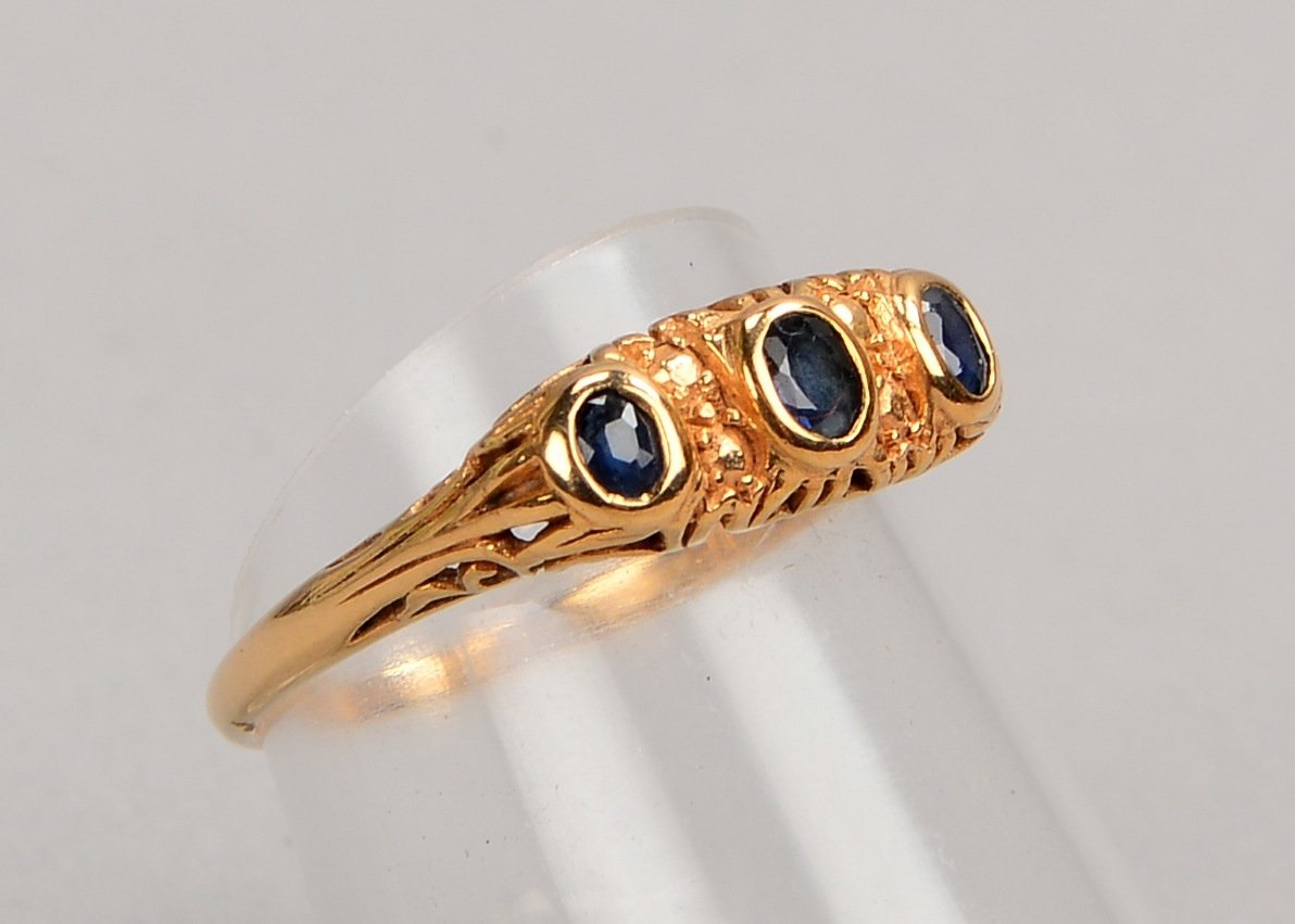 Ring, 375 GG (gest.), mit 3x Saphiren im Ovalschliff; RG 53, Gew.1,70 g