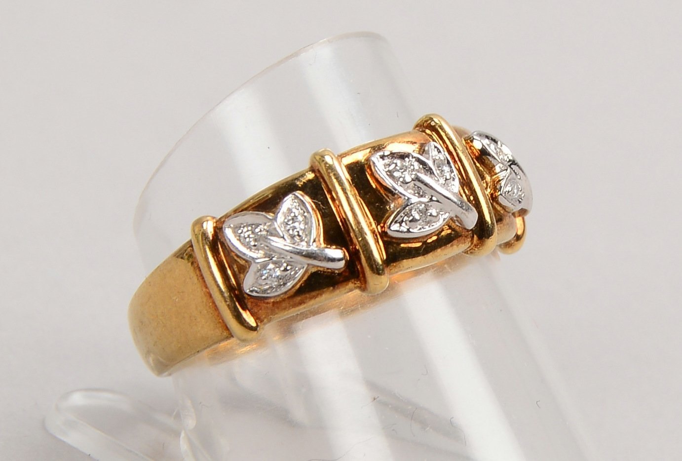Ring, 333 GG (gest.), besetzt mit 9x kleinen Diamanten; RG 58, Gew. 3,60 g