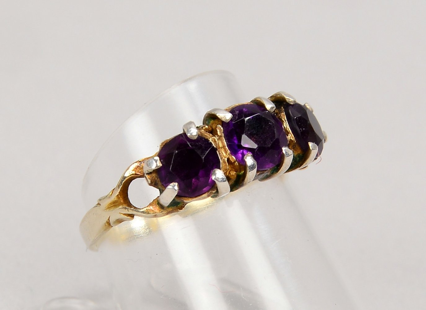 Ring, 333 WG (gepr.), mit 3-fachem Amethystbesatz; RG 54, Gew. 2,60 g