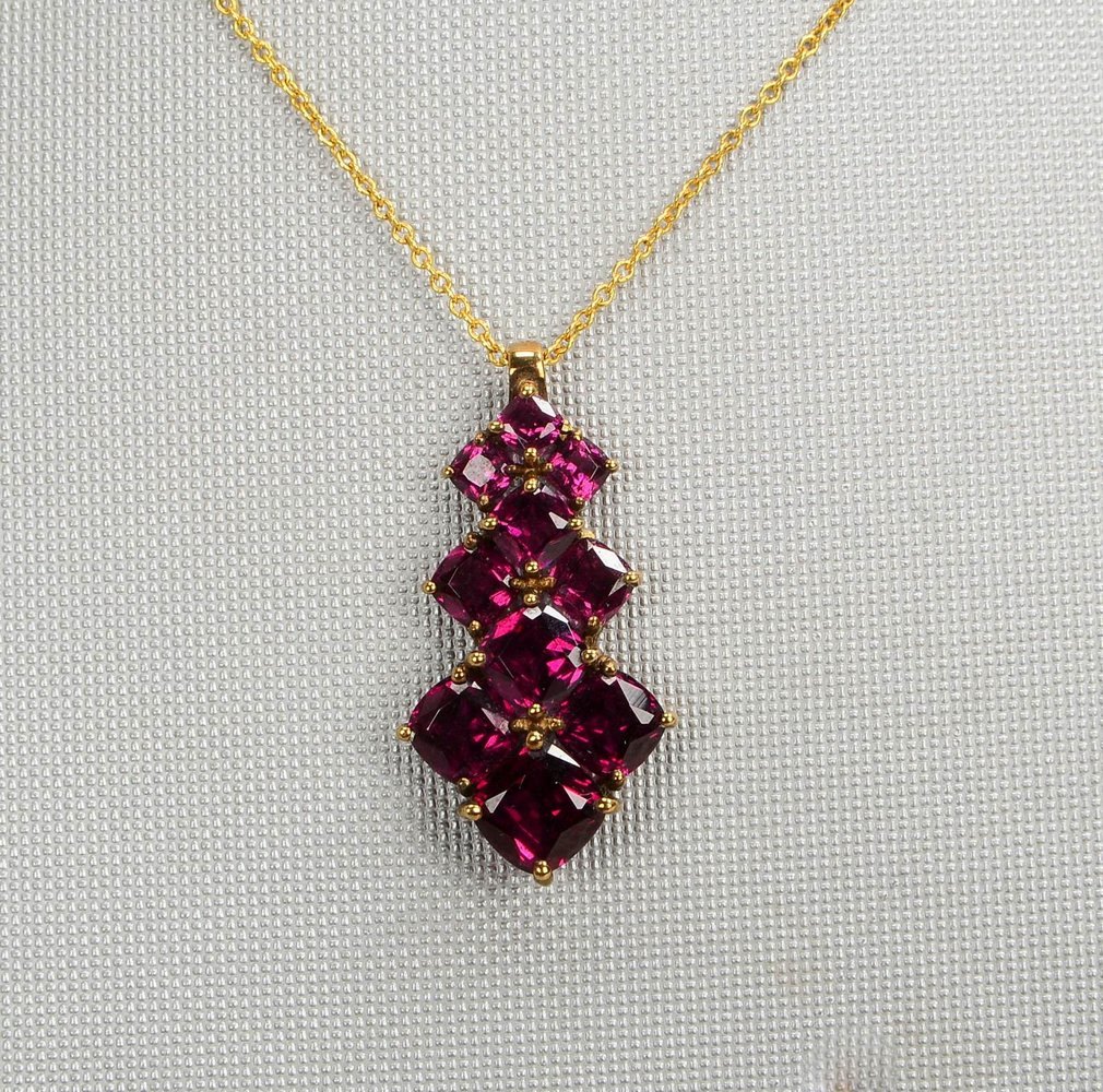 Halskette, 333 GG (gest.), Anhänger mit Granatbesatz; Gew. Kette 1,20 g/Anh. 2,30 g