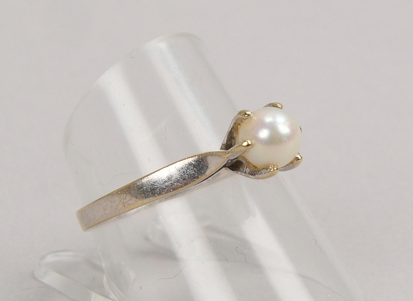 Ring, 585 WG (gest.), besetzt mit einzelner Perle; RG 57, Gew. 2,10 g