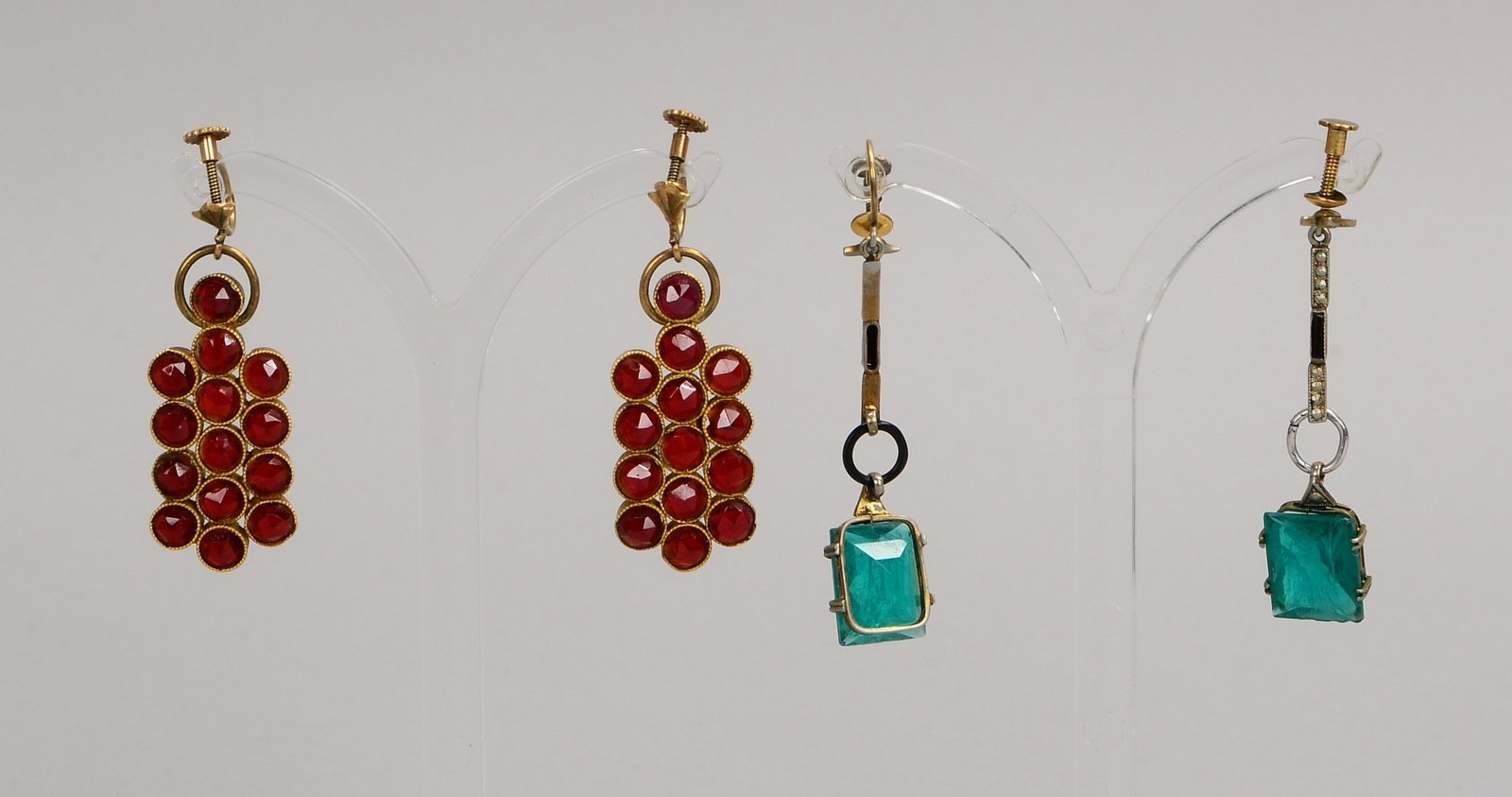 2 Paar Ohrhänger, Glasbesatz/Granat; Länge ca. 4,5 cm (1x Zwischemteil ersetzt)