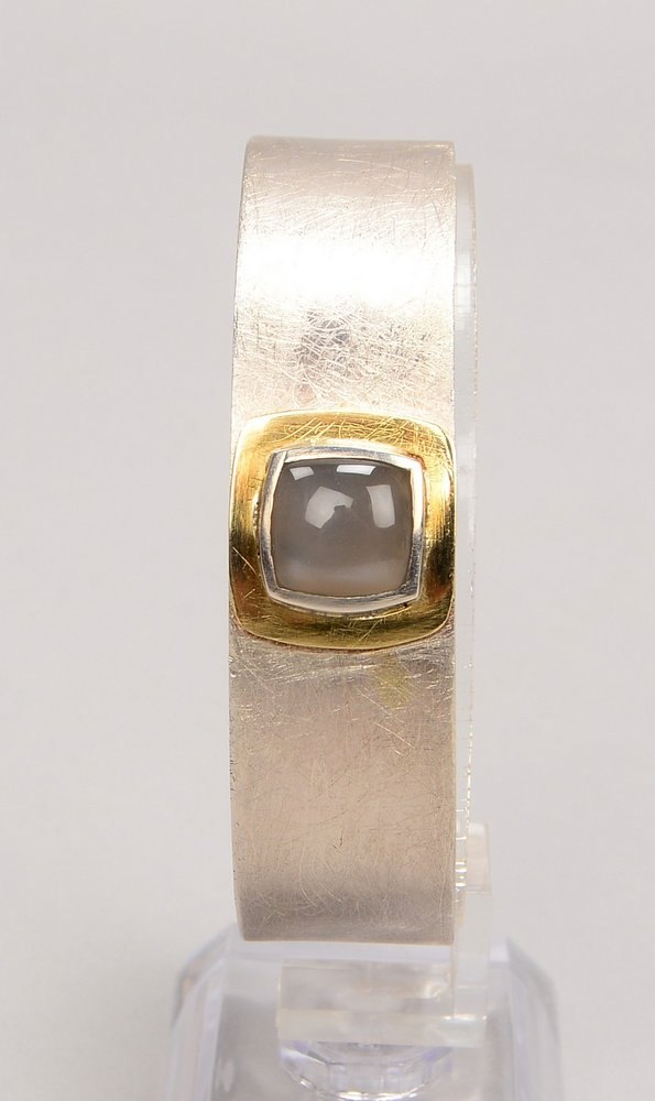 Designer-Armreif, Silber/Gold, mit Mondstein-Cabochon; Gew. 37,50 g