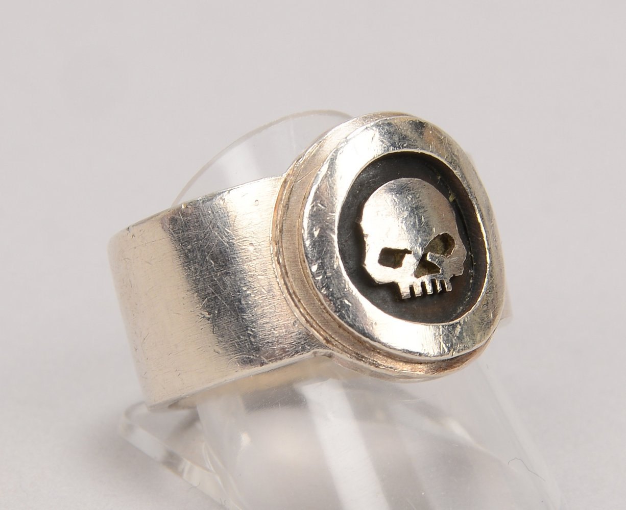 Designer-Bandring, Silber massiv, runder RK mit Skull-Motiv; RG 64