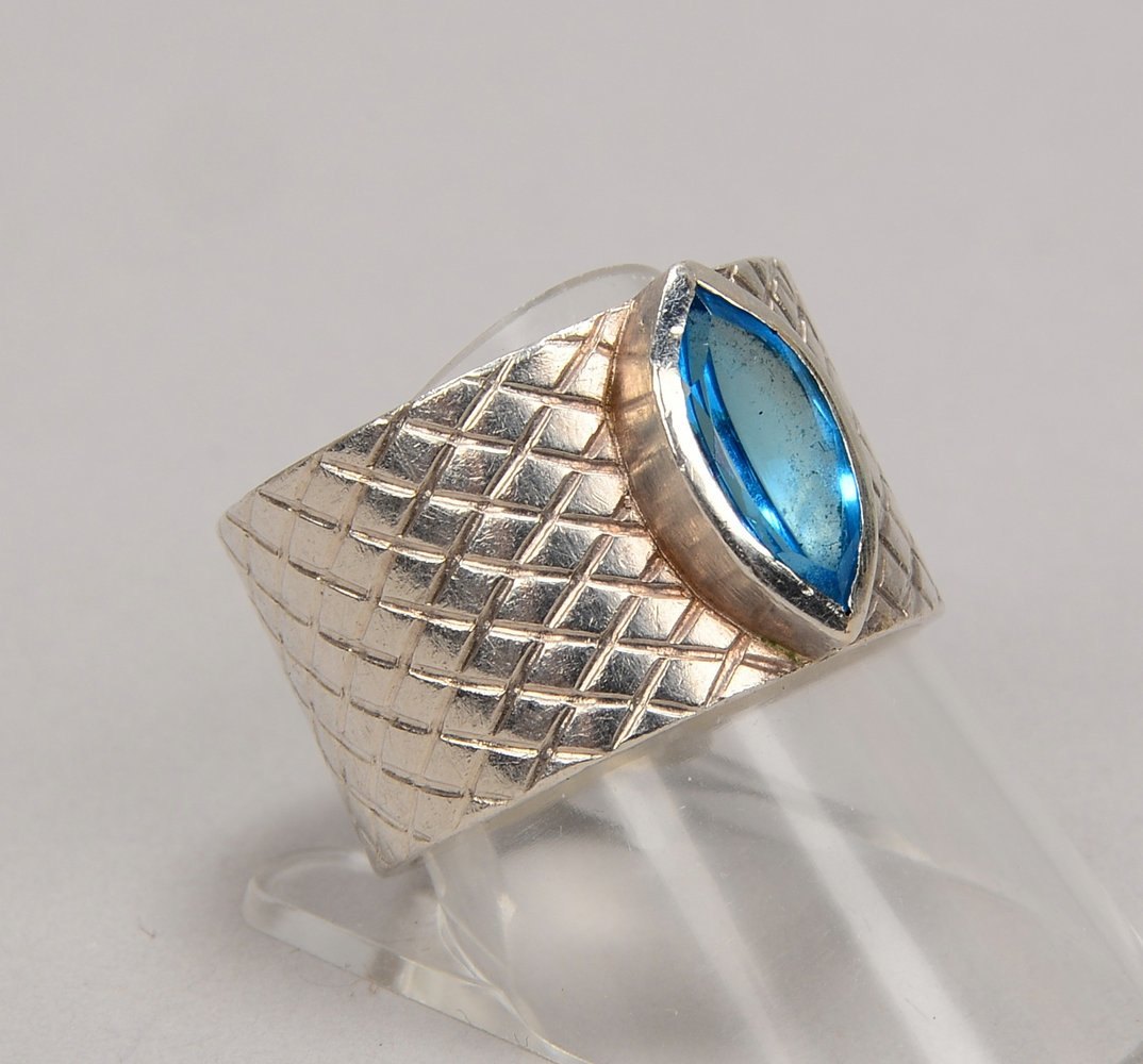 Designer-Bandring, Silber, breite gemusterte Schiene, mit Blautopas; RG 59