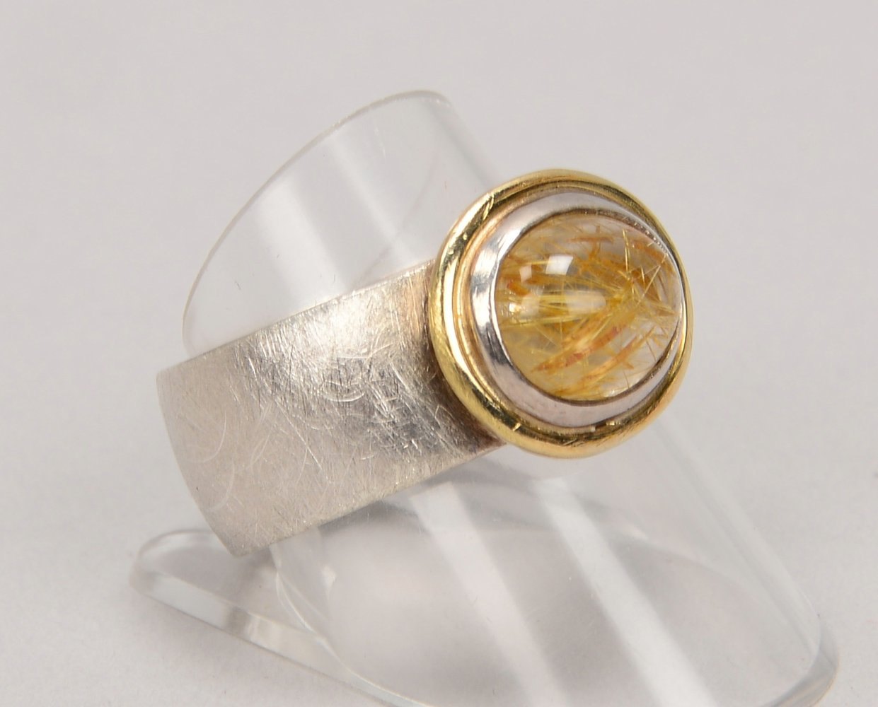 Designer-Bandring, Silber/Gold, mit Rutilquarz-Cabochon; RG 62, Gewicht. 12,50 g