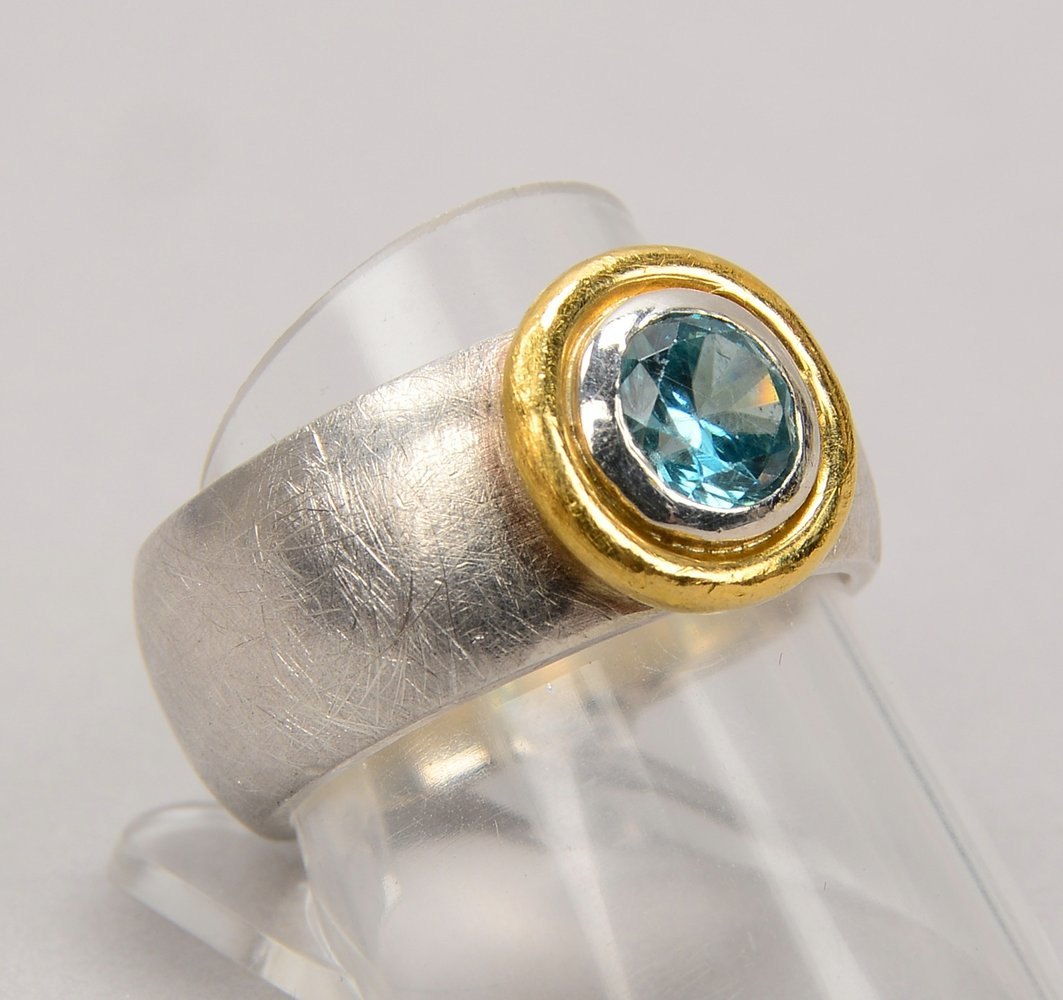 Designer-Ring, Silber/Gold, gehämmerte Schiene, mit blauem Saphir(?)