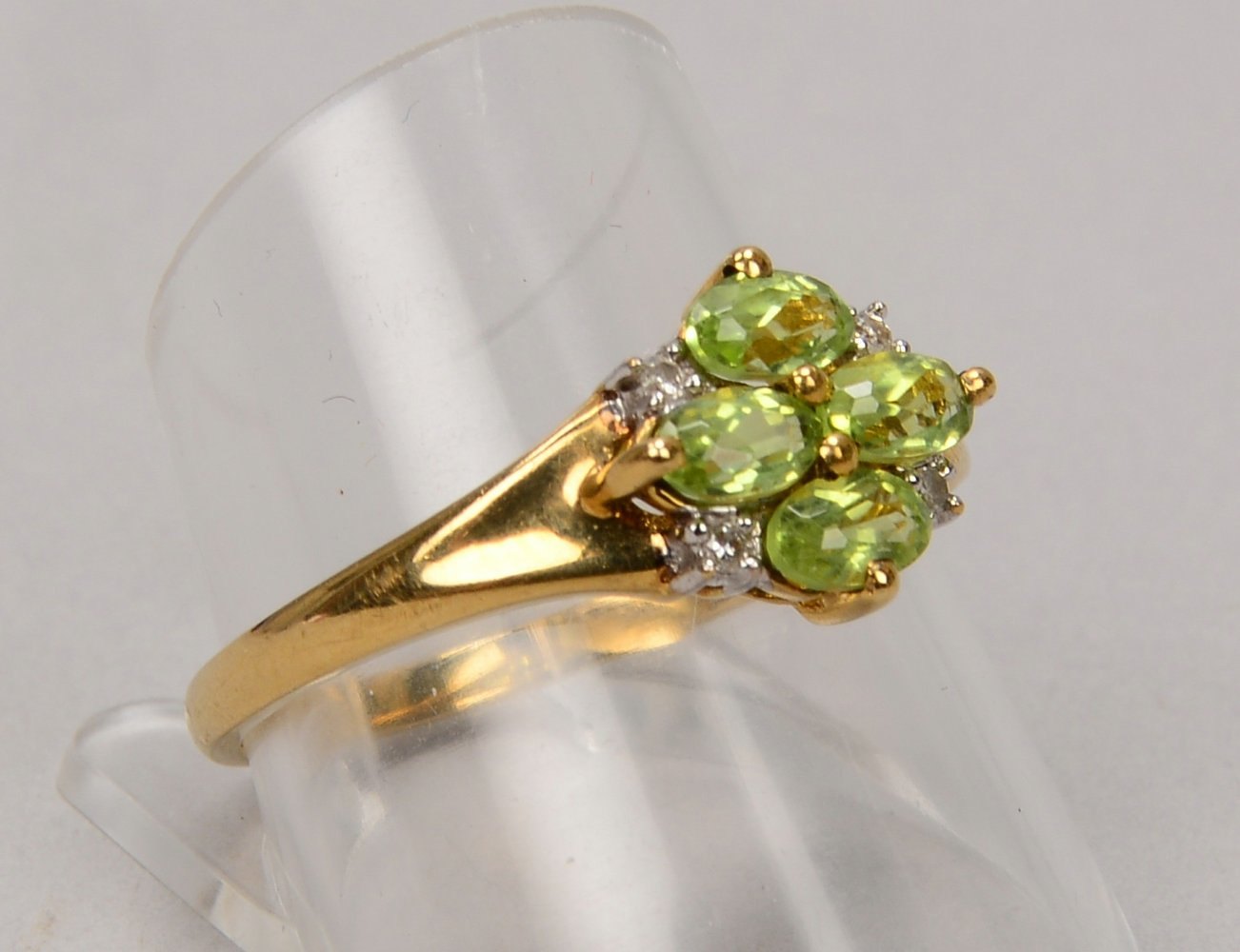 Ring, 333 GG (gest.), mit 4x Peridots und 4x kl. Diamanten; RG 60, Gewicht 2 g