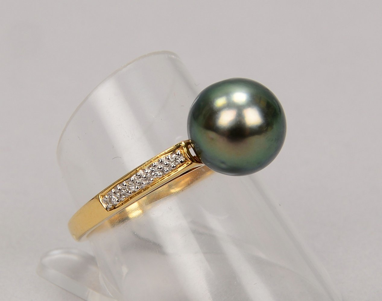 Ring, 585 GG (gest.), mit einzelner Tahiti-Perle und 8x kl. Diam.; RG 57, Gew. 3,20 g