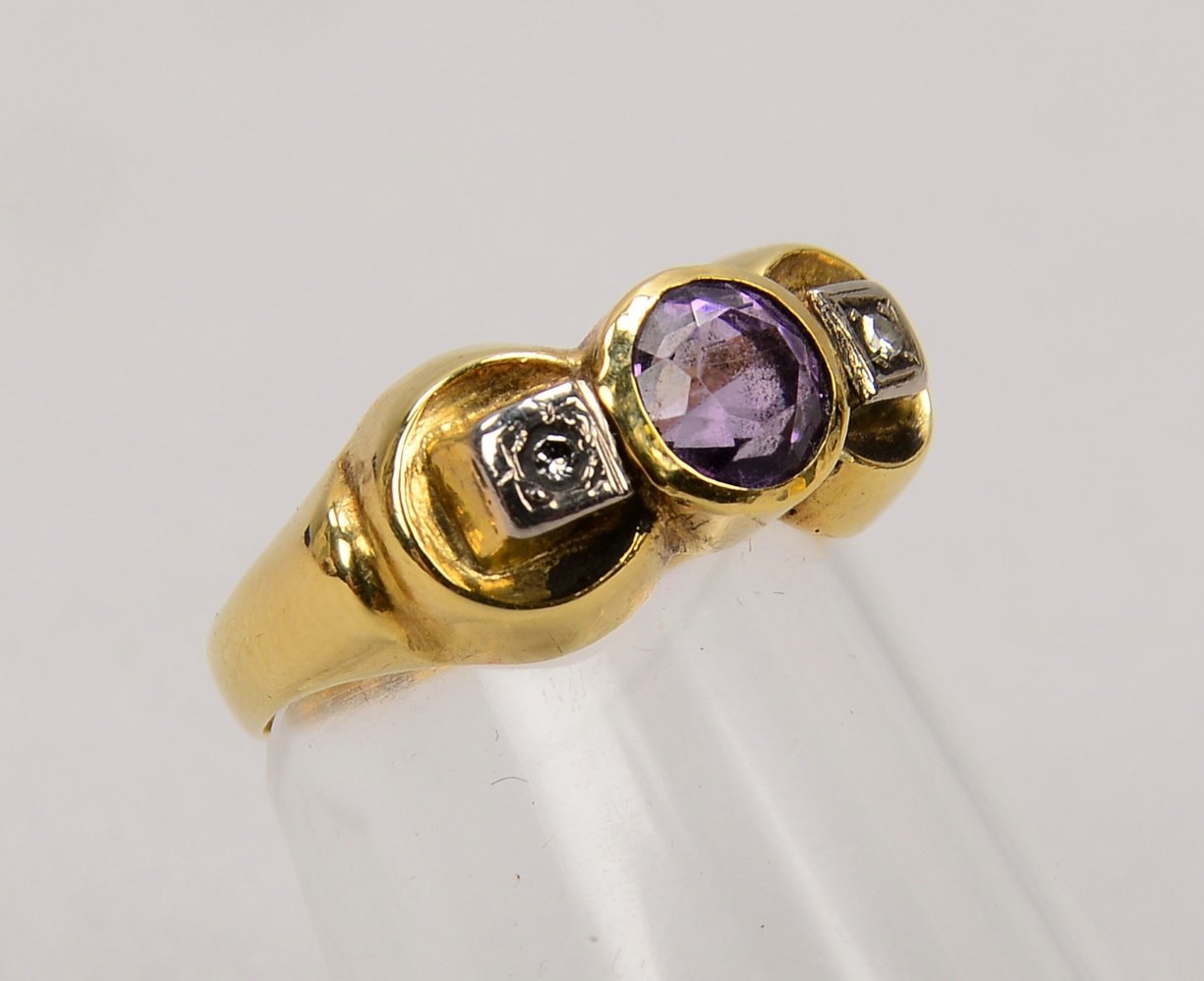 Ring, 585 GG (gest.), mit einzelnem Amethyst und 2x kl. Diam.; RG 50, Gew. 2,60 g