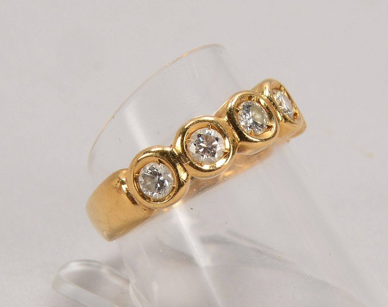 Ring, 585 GG, mit 5-fachem Diamantbesatz; RG 55, Gewicht 4,13 g