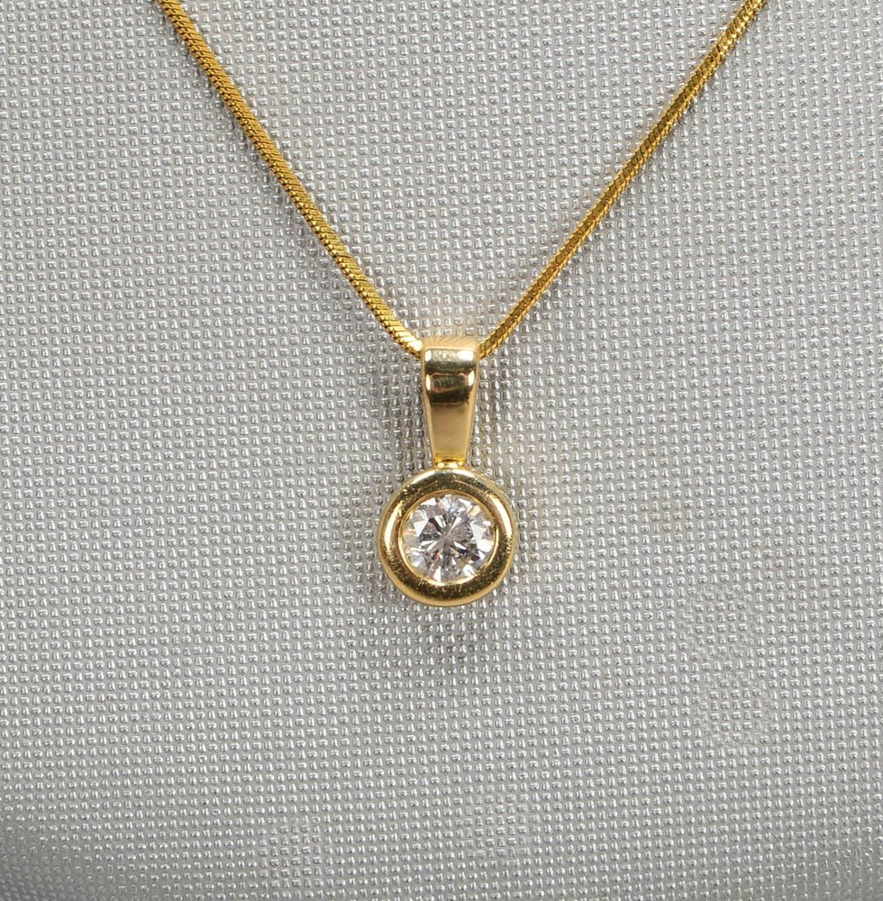 Halskette mit Anhänger, 585 GG, mit Diamant-Solitär; Länge Kette ca. 42 cm, Gew. 4,48 g
