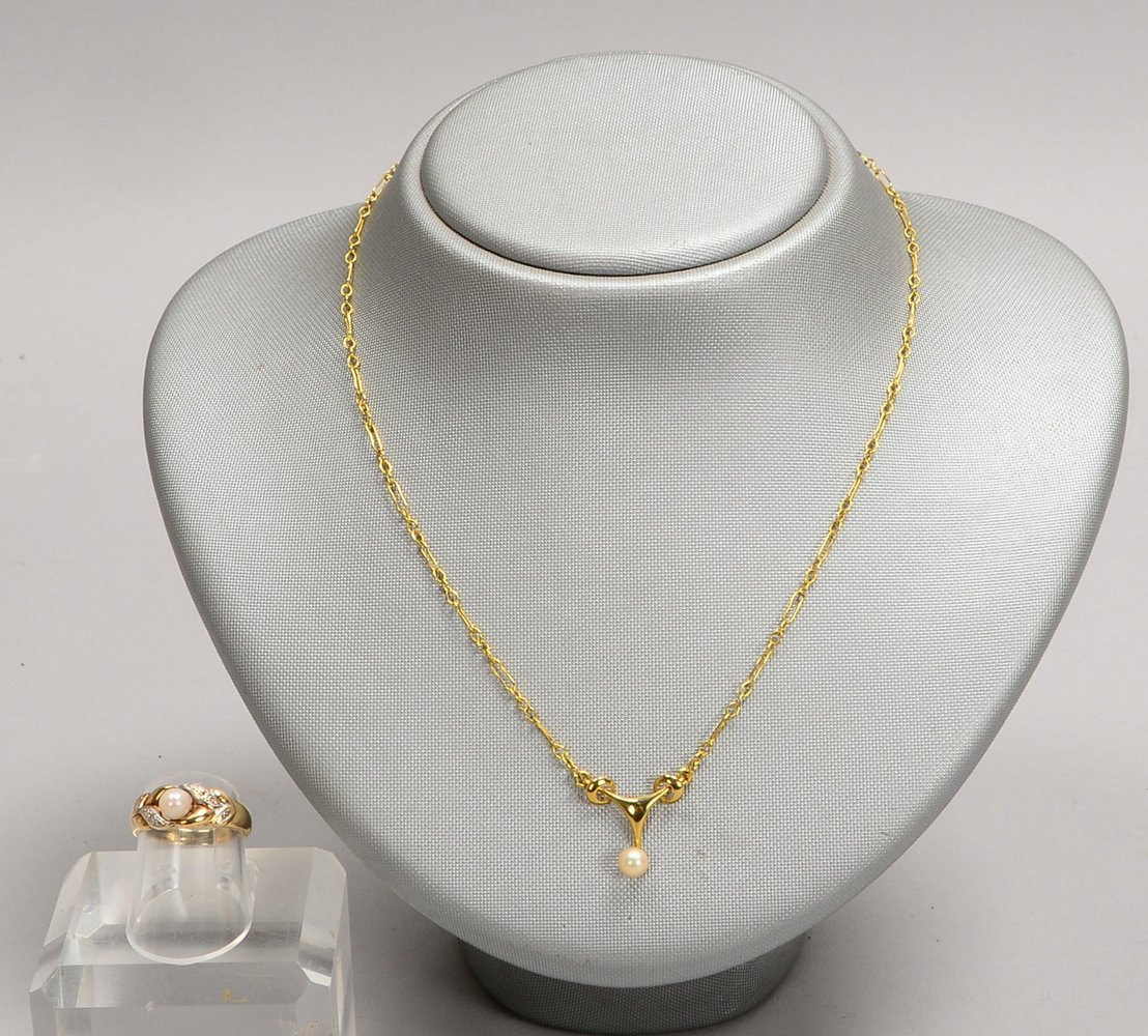 Halskette und Ring, 333 GG, mit Perlenbesatz; Länge Kette ca. 40 cm, RG 55, Gew. 5,65 g