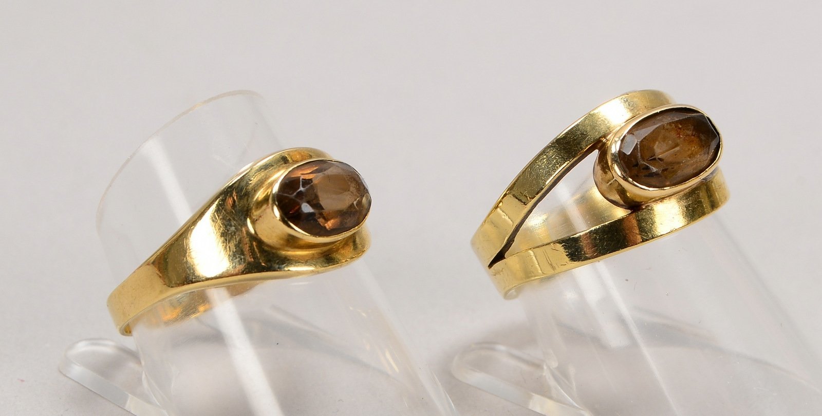 2 Ringe, 333 GG, mit Rauchquarz-Besatz; RG 54 und RG 58, Gew. 7 g