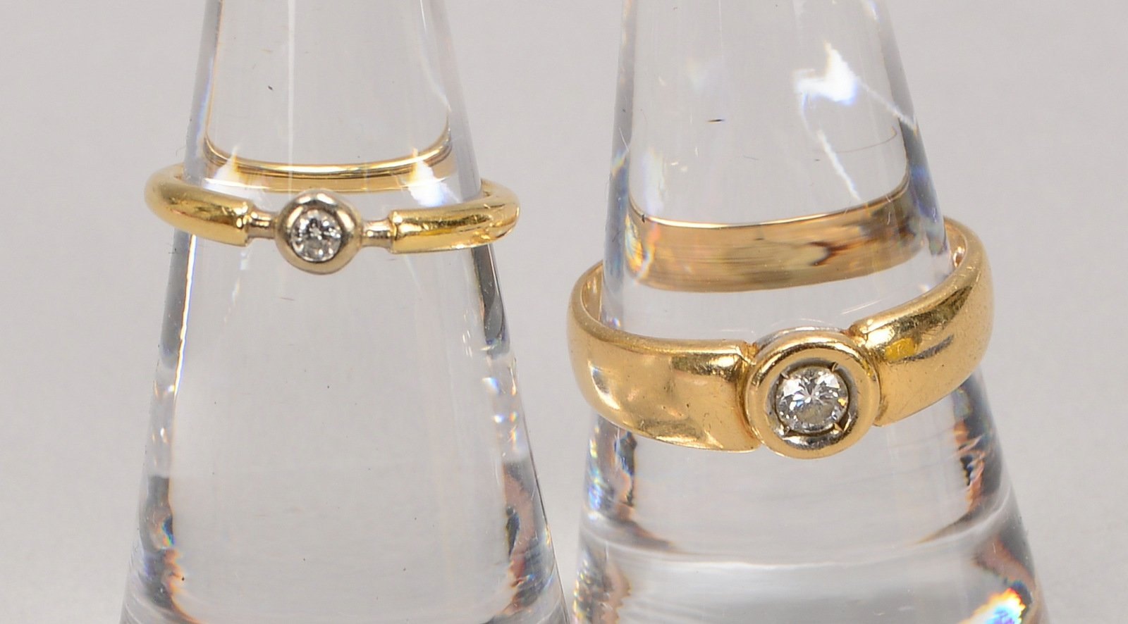 2 Ringe, 585 GG, mit Diamant-Solitär; RG 58 und RG 48, Gew. 5,38 g