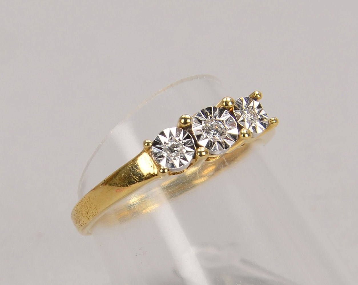 Ring, 585 GG, mit 3-fachem Diamantbesatz; RG 53, Gewicht 1,82 g