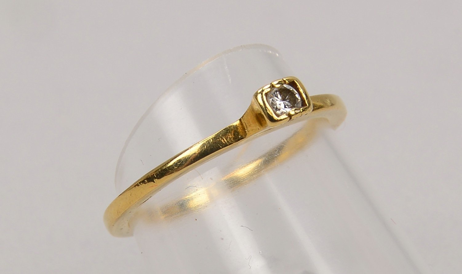 Ring, 585 GG (gest.), besetzt mit einzelnem kl. Brillant; RG 54, Gewicht 2 g