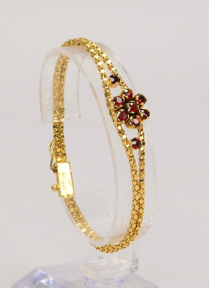 Armband, 333 GG (gest.), mit Granatbesatz, Steckschließe; Länge 18,5 cm, Gewicht 7,20 g