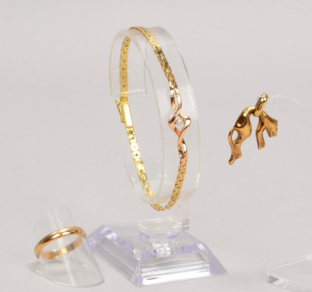 3 Schmuckteile, 333 GG (gest.): Armband; figürl. Anhänger, 'Panther'; Ring, RG 58