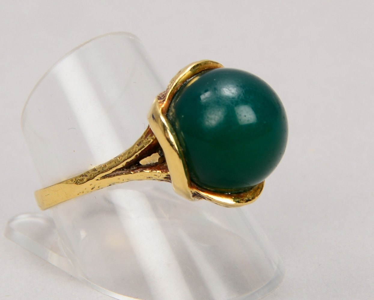 Ring, 585 GG (gest.), mit Schmucksteinbesatz/Jadeit(?); RG 59, Gewicht 9 g